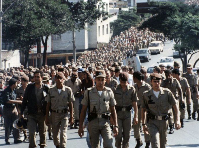 Anistia a policiais que participaram da greve de 97